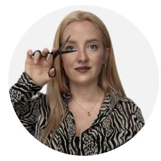 Natalia Laskowska z nożyczkami