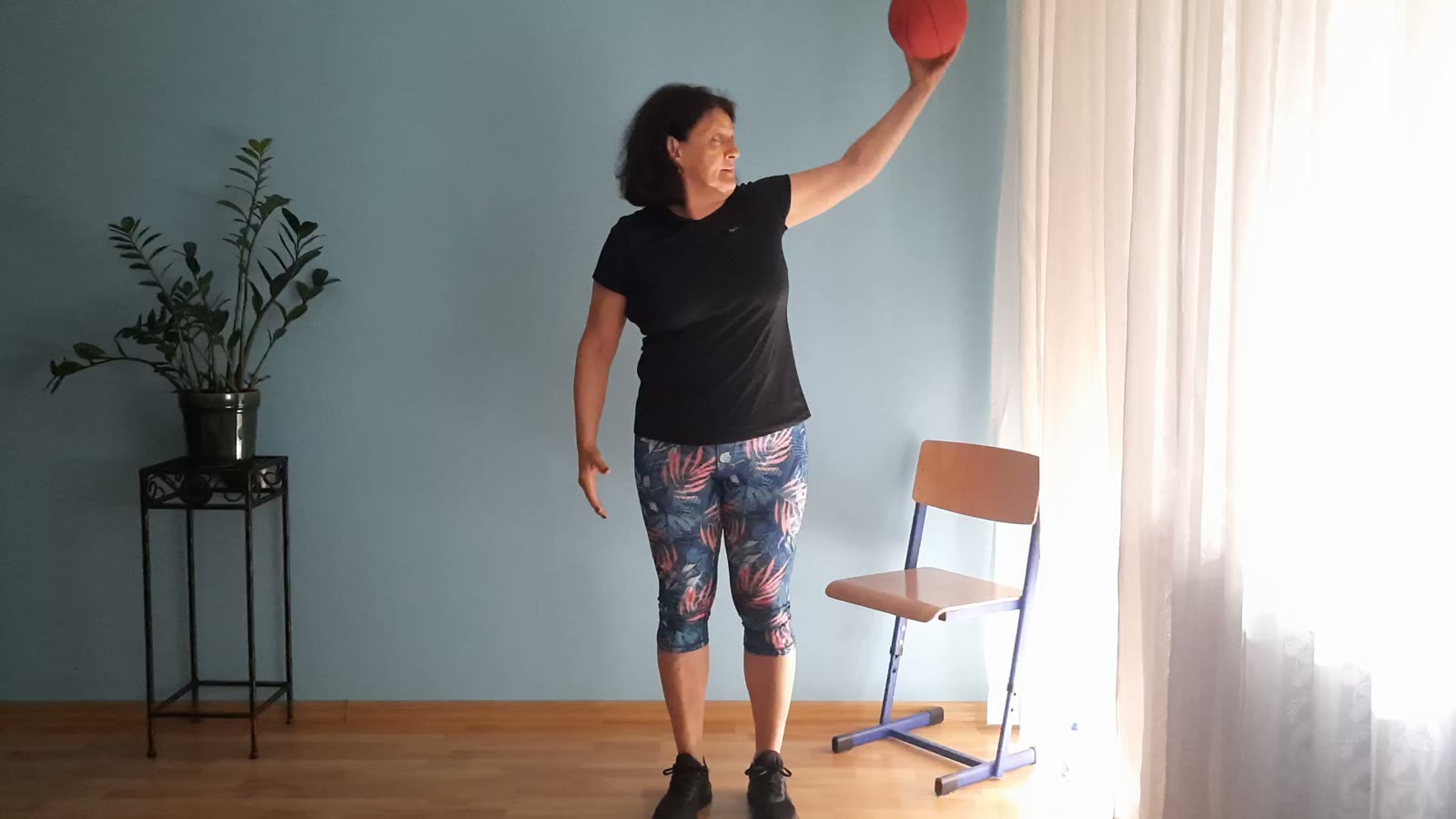 Barbara ćwiczy z miękką piłką