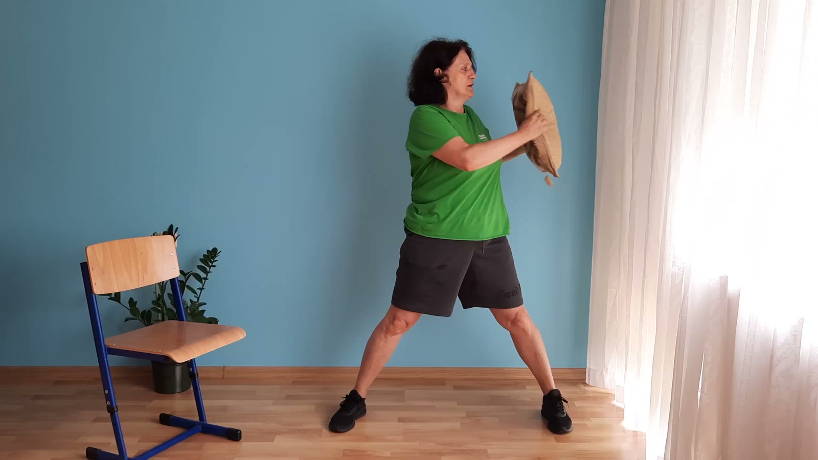 Barbara ćwiczy z poduszką
