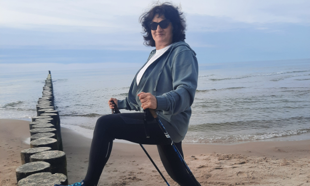 Barbara Sztylko z kijkami nad morzem