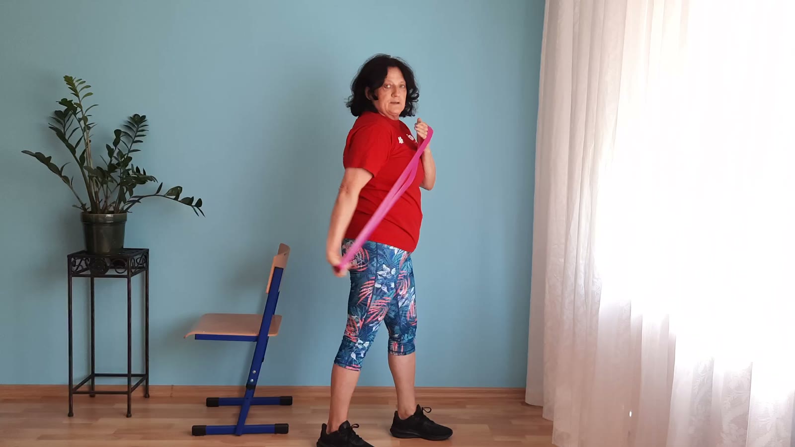 Barbara ćwiczy z krótką taśmą