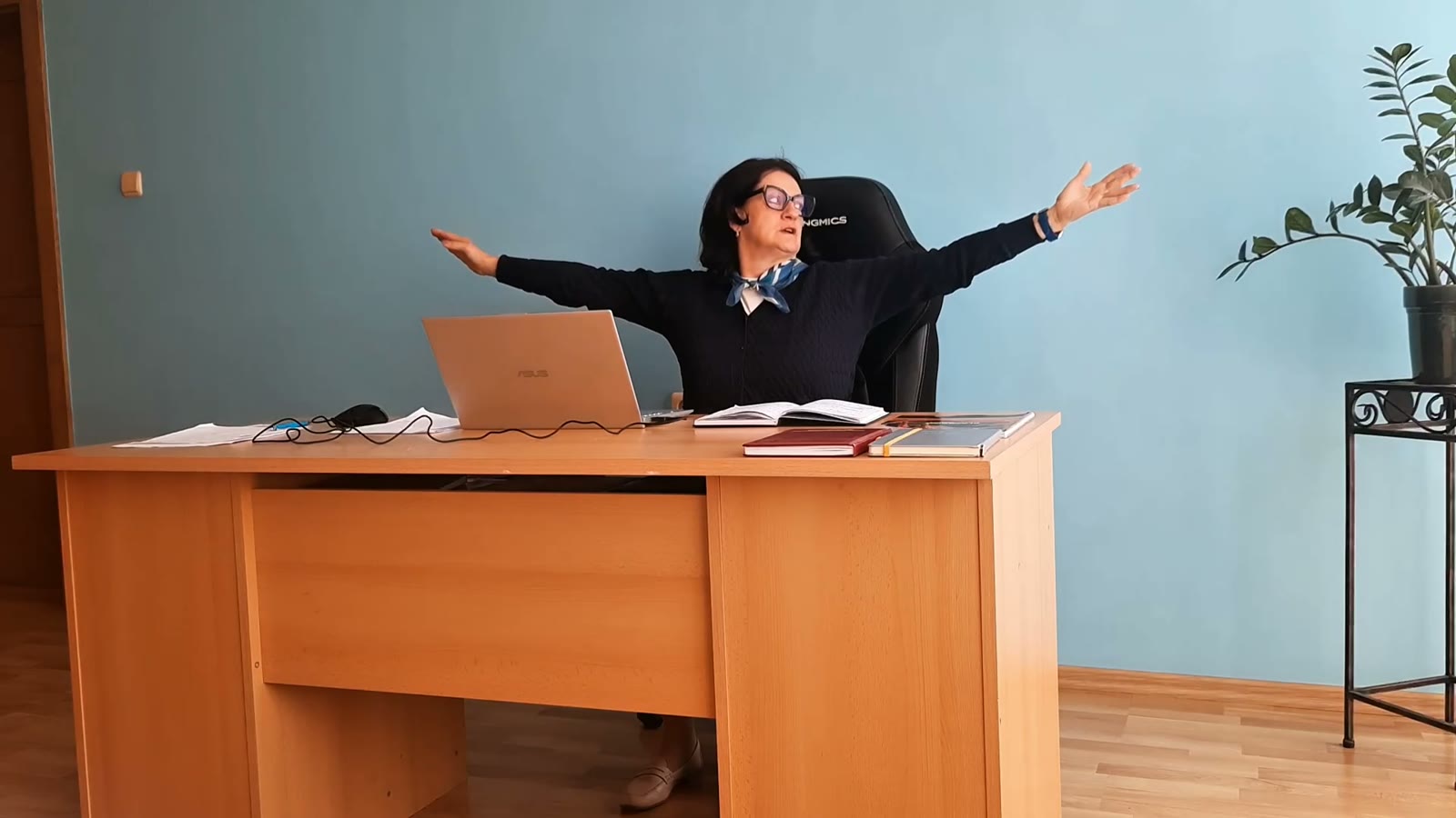 Barbara ćwiczy przy biurku